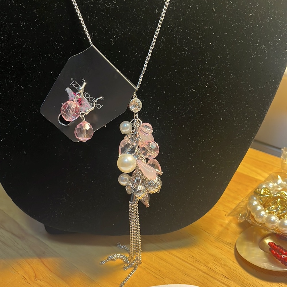 🎁3/$13.00🎁Paparazzi set of earrings andNecklace.Buy 2 more you only pay $13.00